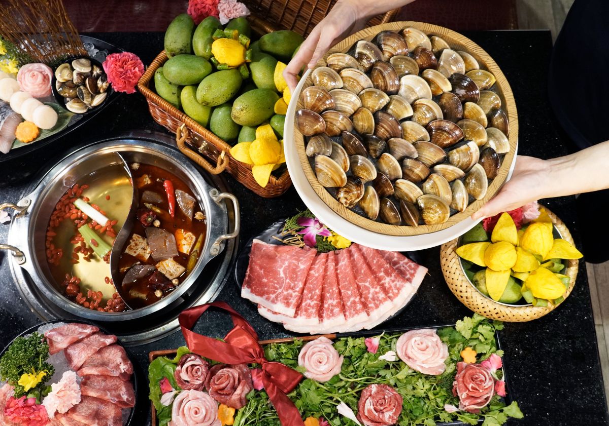 ▲對中身分證母親節優惠吃起來！馬辣集團9品牌祭出大優惠，「烏魚子、干貝、鮑魚」通通吃到飽，健保卡也適用！乾杯集團5品牌母親節限定豪華饗宴，外送與外帶優惠88折起，到店自取最高折扣1000元。（圖／馬辣集團提供）