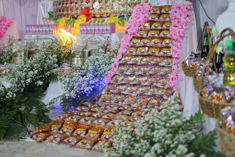 ▲泰國一名老翁過世後，家屬在他的靈堂布置大量的泡麵。（圖／FB帳號ข่าวประเด็นเด็ดทั่วไทย）