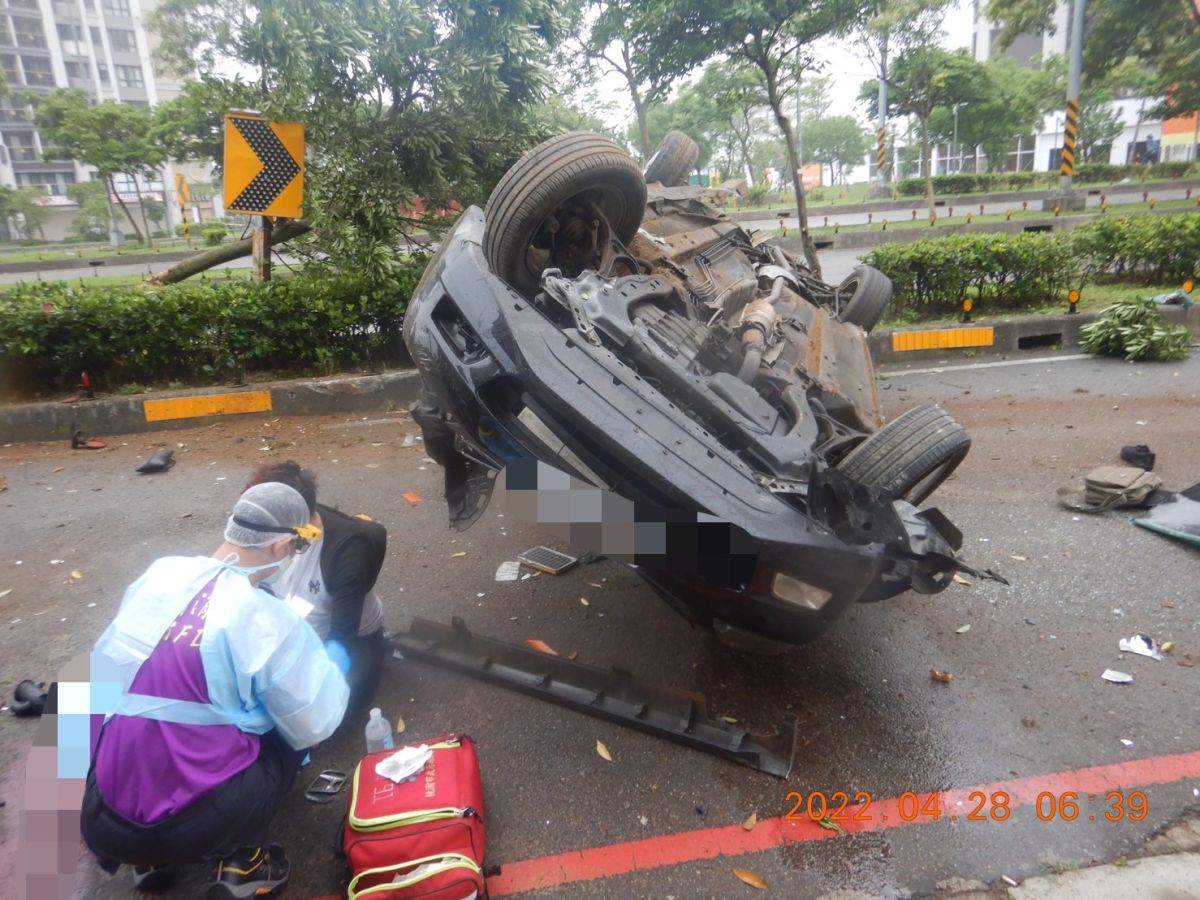 ▲李姓男子酒後駕車導致車輛失控自撞分隔島翻覆，並撞倒路樹及標誌標桿。（圖／記者李春台翻攝）