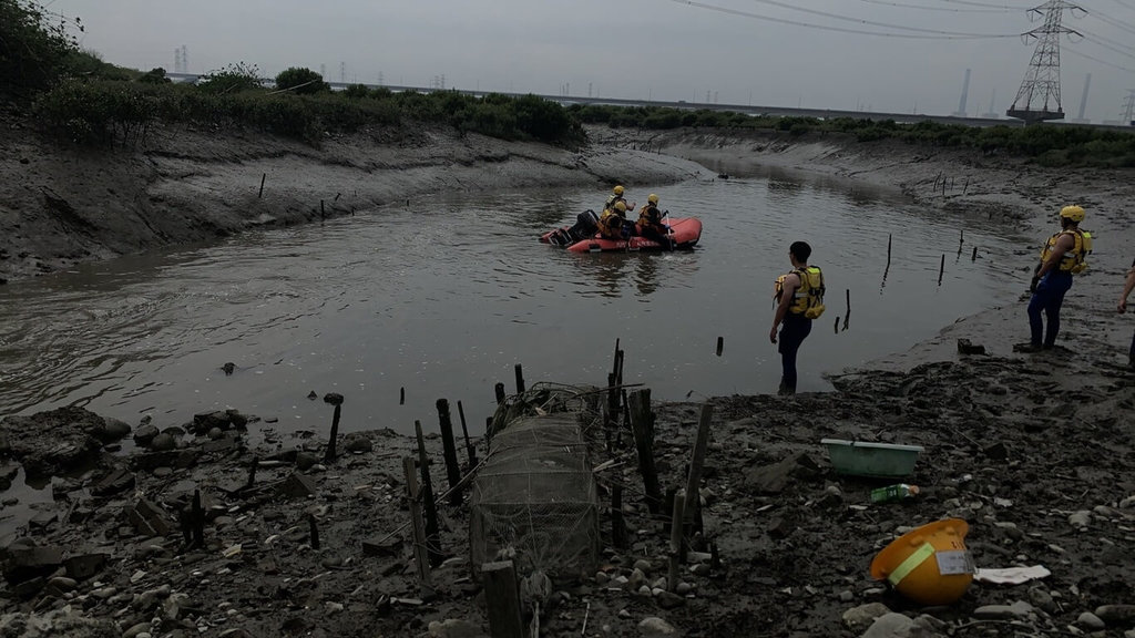 ▲台電公司外包商廖姓工程人員，28日在台中市龍井區進行電塔換線工程，在一處圳溝涉水渡河時不慎溺水，消防局獲報到場搶救，廖男被救起時已明顯死亡。（圖／中央社）