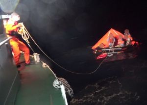 ▲海巡署艦隊分署台東海巡隊派艦艇救援大發1號貨輪船員的情形。(圖/海巡署台東海巡隊提供) ▲海巡署艦隊分署台東海巡隊派艦艇救援大發1號貨輪船員的情形。(圖/海巡署台東海巡隊提供)
