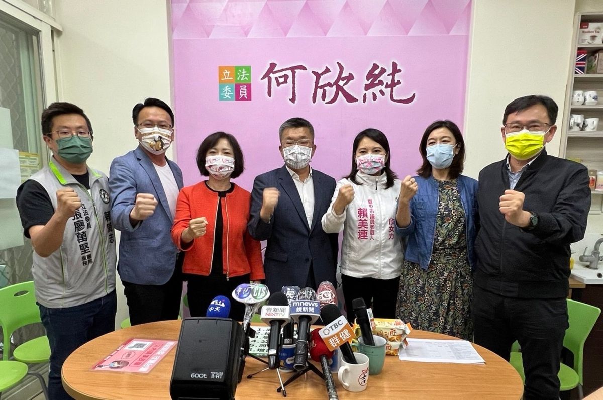 ▲蔡其昌偕綠營立委一起拜會何欣純，多次做球增加何的子弟兵賴美連（右三）曝光機會。（圖／蔡其昌提供，2022.04.28）