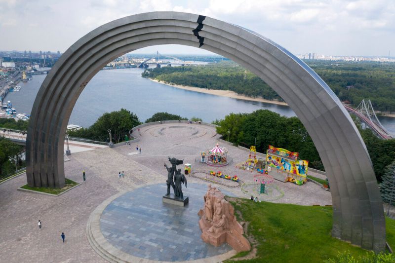 俄烏友誼雕像遭斷頭！基輔拆除紀念碑　在場市民全歡呼
