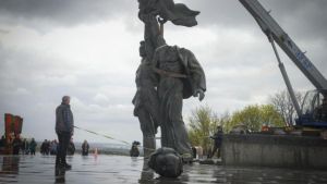 ▲基輔市長拉倒了蘇聯時期建立的俄烏友誼紀念碑。（圖／取自烏克蘭公共廣播公司推特）