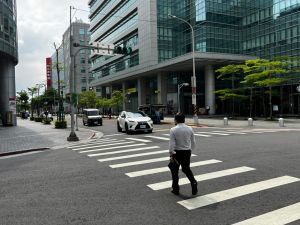 ▲中央氣象局表示，明天上午各地天氣晴朗悶熱，下半天起鋒面加上東北風轉強，北部及東半部地區將轉為有短暫雨的天氣。（圖／張勵德攝）