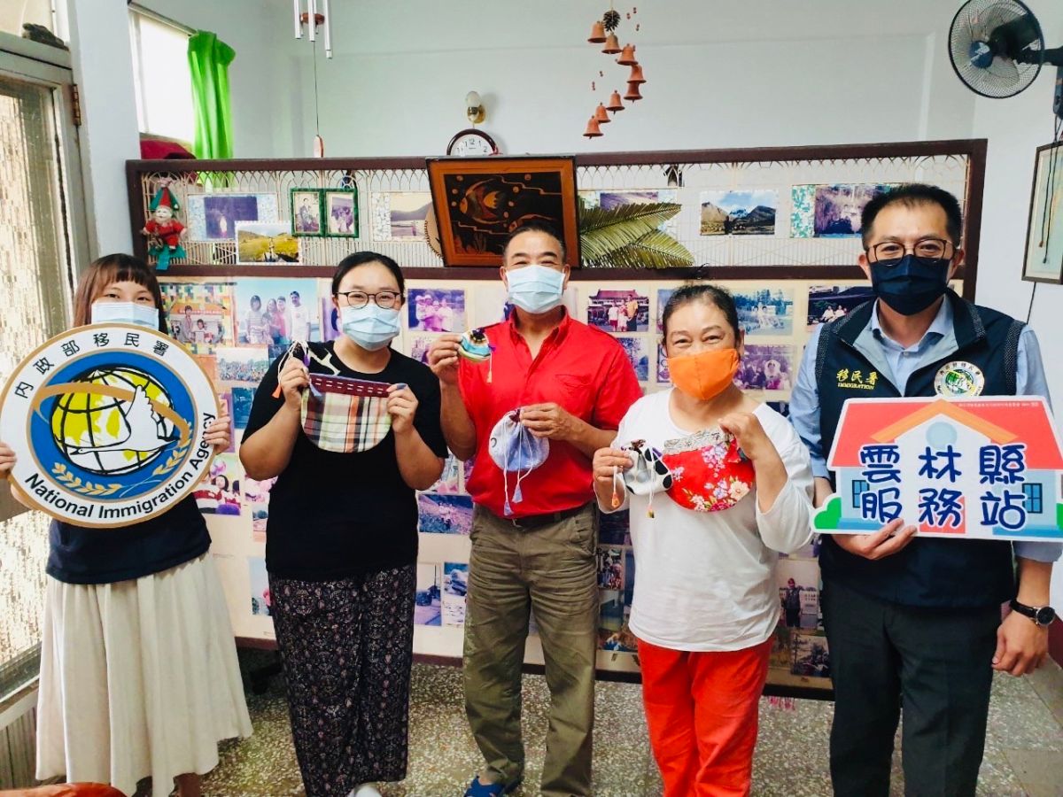 ▲ 新二代製作尼泊爾特色的環保再生手作布包，獲得「環境保護與永續發展組」的築夢獎金。（圖/移民署提供）