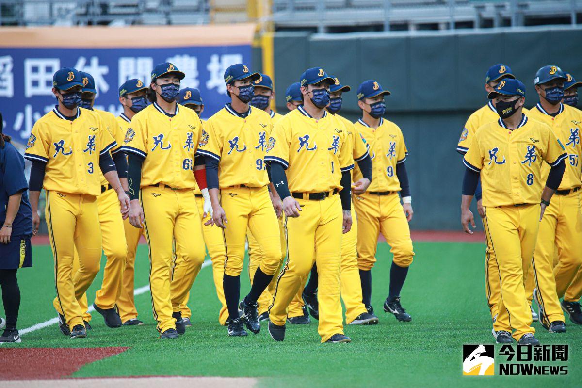 ▲中信兄弟球員賽前練習都帶著口罩。（圖／記者葉政勳攝 , 2022.04.28）