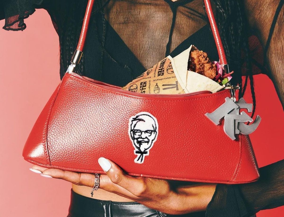 ▲肯德基不只母親節回歸「炸雞起司鍋」，引起騷動秒殺一空。英國肯德基還幽默推出「Wrapuette」限量肩背腋下包，只裝得下香噴噴的炸雞捲餅，要價超過台幣7千元也早就完售。（圖／翻攝自KFC UK&I Shop官網）