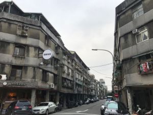 ▲原PO也曬出另一張市容照,同樣讓女友感到失望。(圖/翻攝自Dcard) ▲原PO也曬出另一張市容照,同樣讓女友感到失望。(圖/翻攝自Dcard)