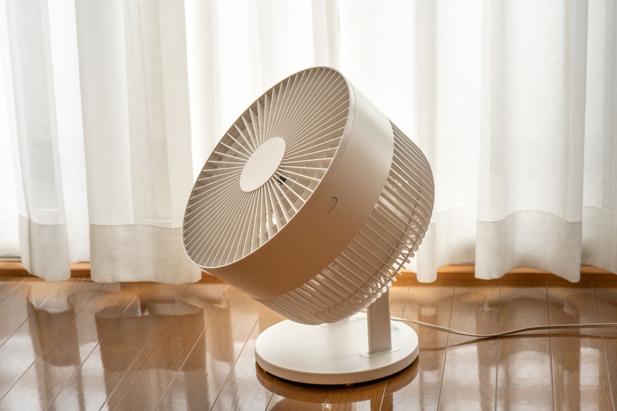 ▲受到白天「輻射熱」影響，下班回到家又悶又熱，其實只要出門前拉上窗簾，回家開窗戶並將循環扇往窗外吹，就能讓室內快速降溫。（示意圖／取自photo AC）