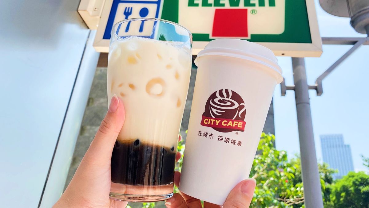 ▲迎接五一勞動節連假到來，四大超商祭出各式優惠，7-11美式咖啡5.1折開喝，黑糖珍珠撞奶平均單杯特價40元。（圖／業者提供）