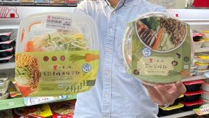 ▲五一適逢「吃素日」,萊爾富推出寬心園聯名蔬食,加 10元就能喝原萃日式綠茶580ml。(圖/業者提供) ▲五一適逢「吃素日」,萊爾富推出寬心園聯名蔬食,加 10元就能喝原萃日式綠茶580ml。(圖/業者提供)