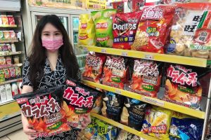▲OK超商即起舉辦零食博覽會.買15元以上的糖果、餅乾、飲料,任2件就可玩抽抽樂,有機會抽中1折。(圖/業者提供) ▲OK超商即起舉辦零食博覽會.買15元以上的糖果、餅乾、飲料,任2件就可玩抽抽樂,有機會抽中1折。(圖/業者提供)