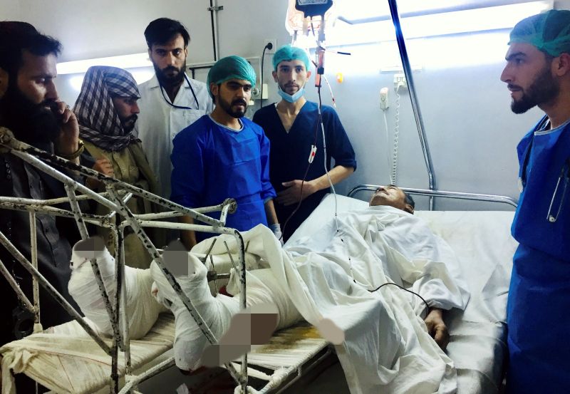 ▲阿富汗北部馬薩里沙利夫市（Mazar-i-Sharif）發生兩枚炸彈在不同小型巴士上爆炸的事件，至少9人死亡，多人受傷。（圖／美聯社／達志影像）