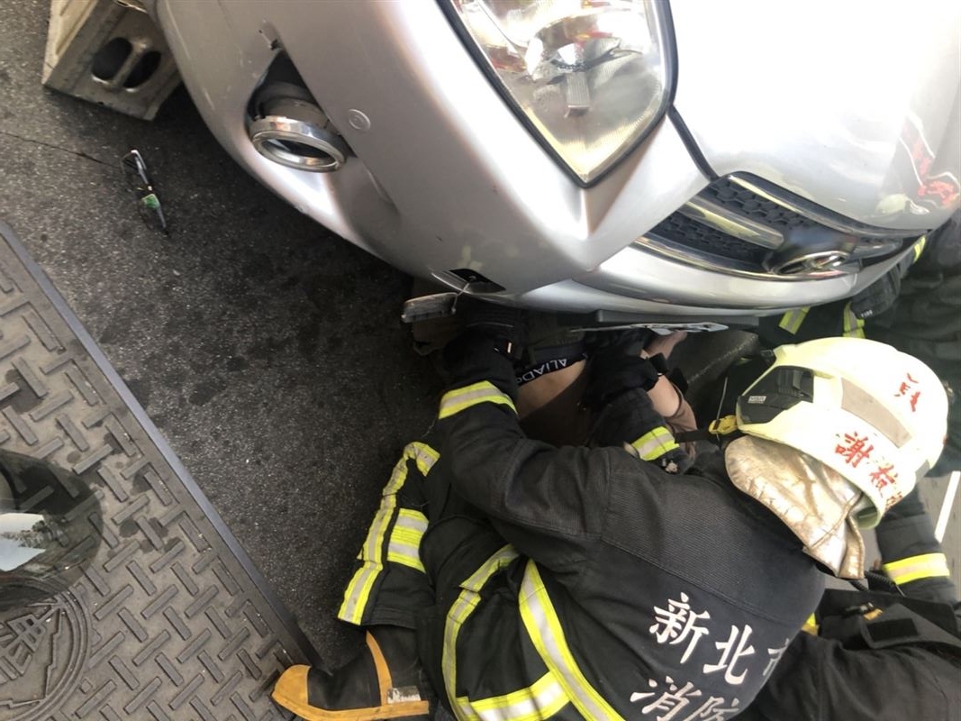 ▲新北市中和區今（29）早5點多發生一起車禍事故，休旅車在路口左轉時，疑似搶快未禮讓對向直行機車，導致機車煞車不及，騎士自摔後卡進車底昏迷。（圖／翻攝畫面）