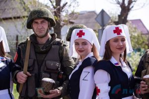 ▲美女團在烏東的盧干斯克地區，分發復活節蛋糕給俄軍。（圖／翻攝自每日郵報）