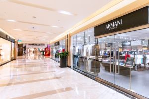 ▲義大世界購物廣場是全台知名的精品Outlet Mall ，ARMANI、HUGO BOSS等品牌最低全面2折起。（圖／義大世界提供）