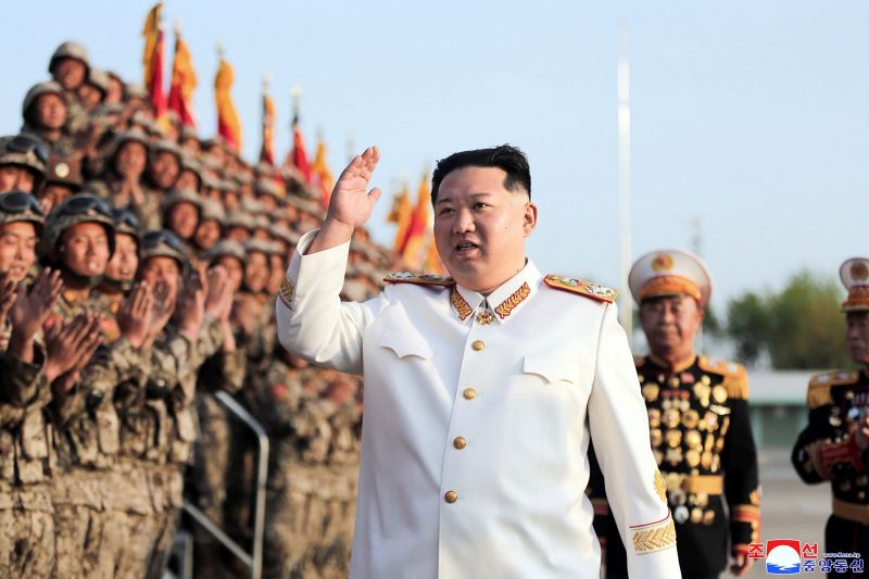 ▲北韓領導人金正恩（Kim Jong Un）要求人民不准穿緊身牛仔褲、染髮穿耳洞，否則會被「時尚警察」帶走進行愛國教育。（圖／美聯社／達志影像）