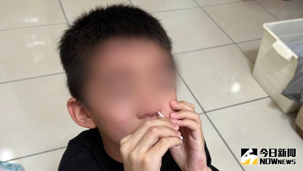 ▲校園內採「以篩代隔」防疫，但傳出有學校發放未獲衛福部專案核准、校外單位饋贈的快篩。指揮中心發言人莊人祥今天說，因無法確保品質，未獲核准快篩不可做「以篩代隔」用。（圖／記者周淑萍攝）