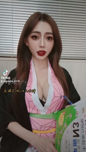 ▲長瀨昆妮扮禰豆子教課。(圖/長瀨昆妮臉書) ▲長瀨昆妮扮禰豆子教課。(圖/長瀨昆妮臉書)