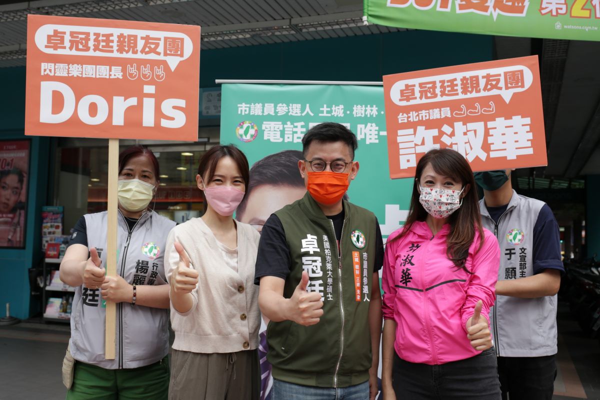 ▲新人參選的卓冠廷選情緊張，今（29）日力邀閃靈樂團團長葉湘怡Doris和台北市議員許淑華，一起站路口向選民拜票。（圖／卓冠廷提供）