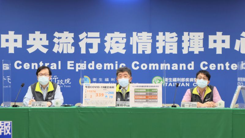 ▲臺北市市長柯文哲及姜冠宇醫生認為可以「快篩陽性取代PCR」，陳時中回應：「所耗成本會更大」。（圖／指揮中心）