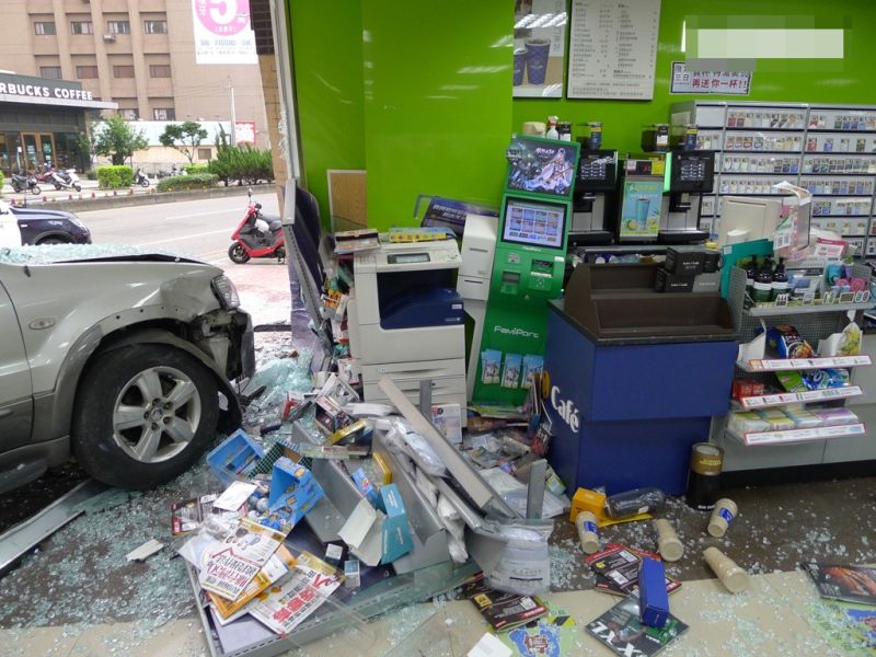 ▲便利超商店內櫃台以及咖啡機被撞毀，店內的商品也散落一地。（圖／記者李春台翻攝）