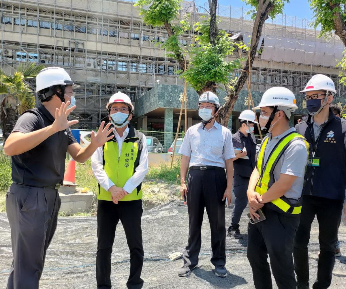 ▲高雄市副市長林欽榮(左2)視察前鎮漁港專案工程進度。(圖／記者黃守作攝，2022.04.29)