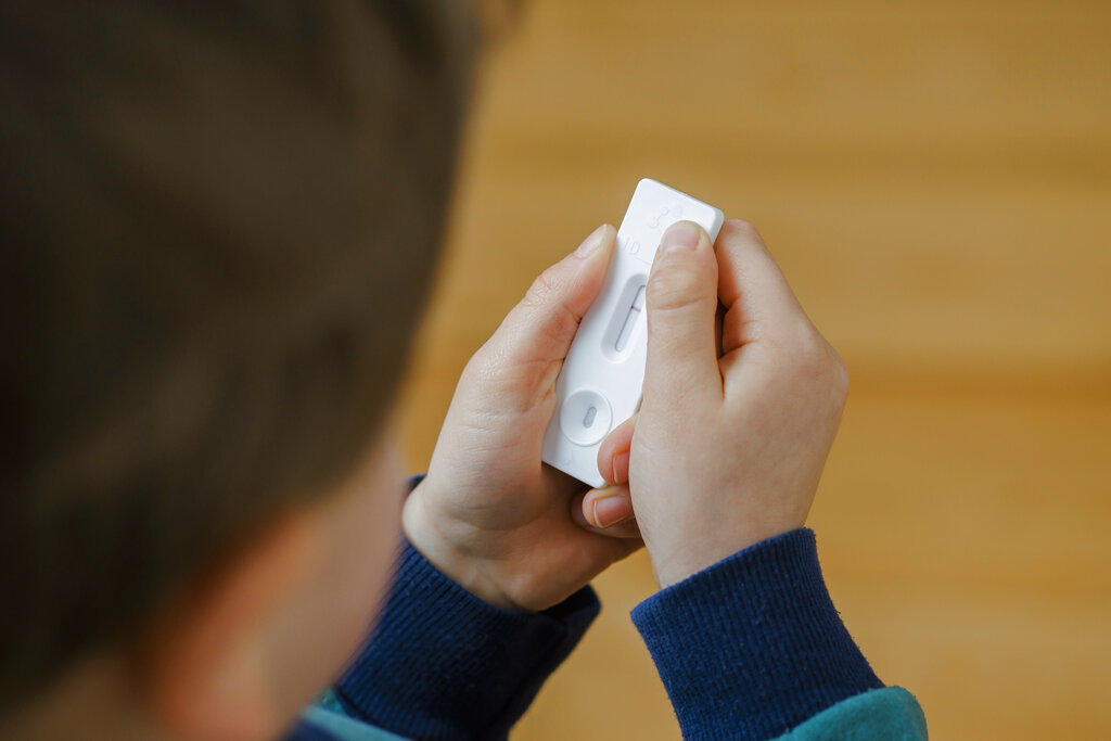 ▲新冠病毒在台灣展開新一波流行，疾管署預估5、6月會再創高峰，民眾務必留意近期身體狀況。（示意圖／美聯社／達志影像）