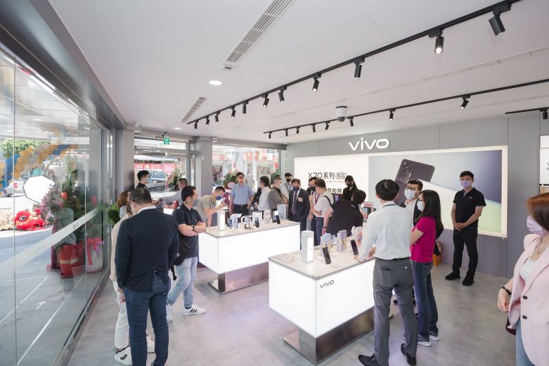 ▲為了慶祝vivo台南府前路體驗店開幕,4/30(六)推出1.2折vivo原廠33W閃充充電器,特價後只要99元,5/1(日)vivo TWS2 ANC真無線藍牙降噪耳機1.7折,特價只要490元。(圖/廠商提供)