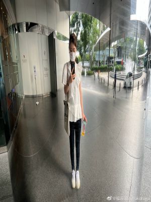 ▲福原愛刻意透過凸面鏡,讓視覺上的身形變瘦小。(圖/福原愛微博) ▲福原愛刻意透過凸面鏡,讓視覺上的身形變瘦小。(圖/福原愛微博)