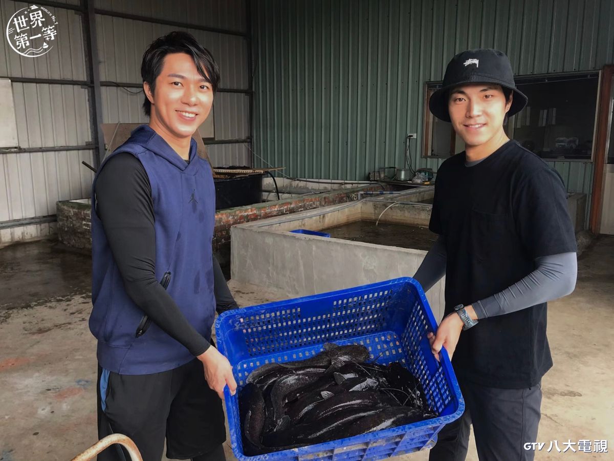 ▲《世界第一等》主持人唐振剛（右）帶領廣告紅人古程丰外景初體驗。（圖／八大提供）