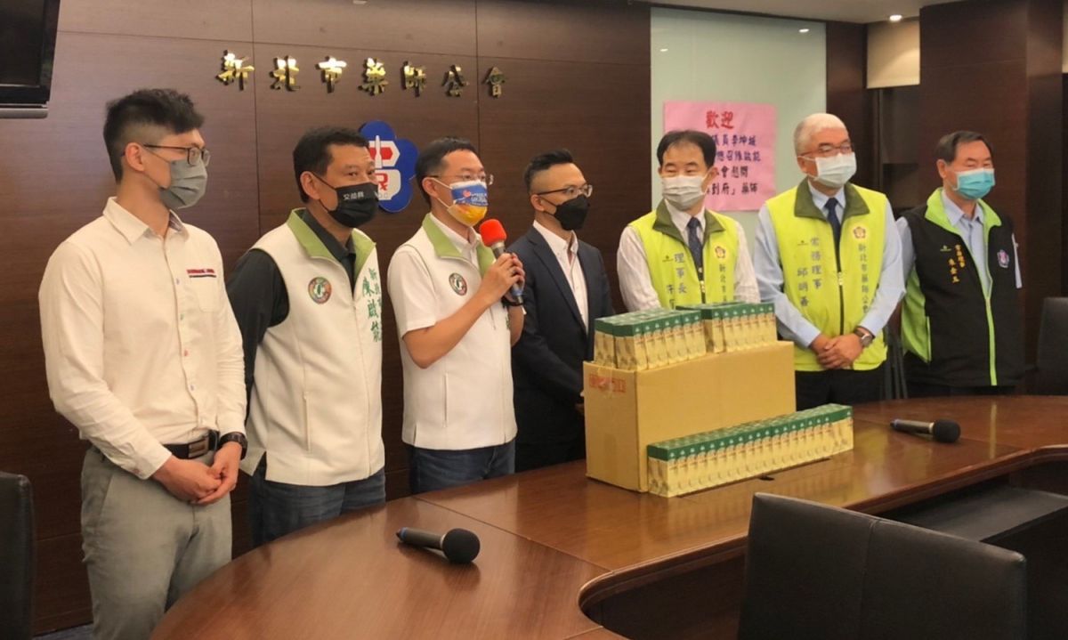 ▲民進黨新北市議會黨團總召陳啟能、議員李坤城呼籲市長侯友宜，增加津貼給藥師。（圖／新北市議員李坤城提供）