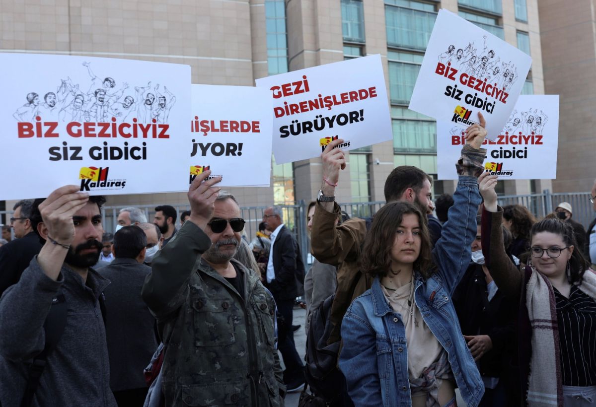 ▲土耳其和德國，近年為了慈善家、同時也是倡議人士的卡瓦拉（Osman Kavala）等人，頻頻齟齬。圖為伊斯坦堡街頭的抗議民眾。（圖／美聯社／達志影像）