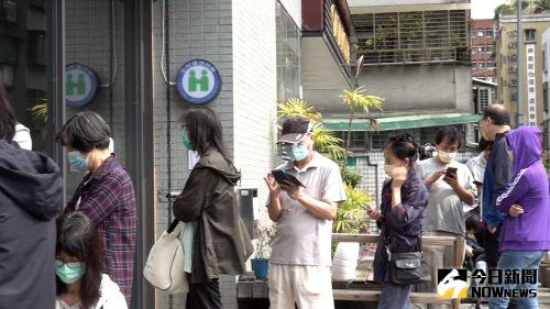 衛福2月新制一次看！146萬人明起可提前領藥
