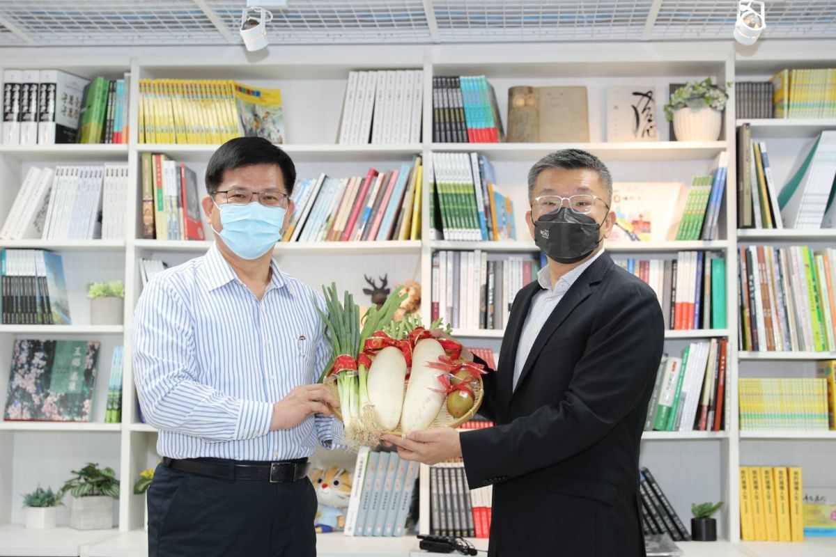 ▲林佳龍致贈有蔡其昌名字諧音的蔬果，祝福他蔥滿勝蒜。（圖／光合基金會提供，2022.04.30）