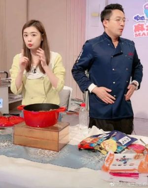 汪小菲 ▲主持人介紹產品時,汪小菲(右)肚子痛忍不住去上廁所。(圖/汪小菲抖音)