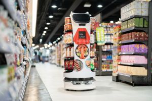 ▲台北天母店首聘「虛擬店長」機器人為消費者選物。（圖／業者提供）
