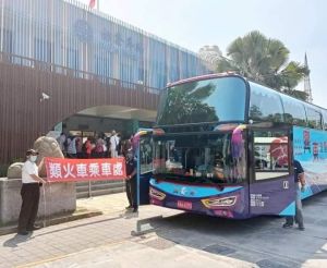 類火車真的上路了。(圖/取自《爆廢公社》) ▲類火車真的上路了。(圖/取自《爆廢公社》)