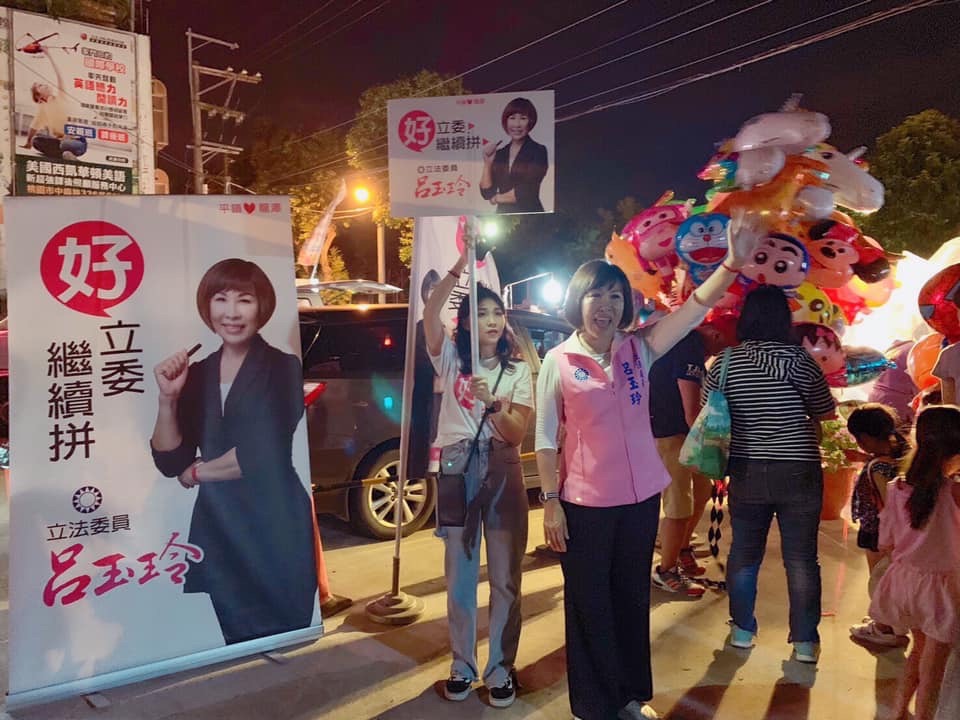 ▲呂玉玲每次選舉，都是「一人選舉、全家總動員」，小女兒陳芃安陪同媽媽跑行程，是最美背後靈。（圖／陳芃安提供）