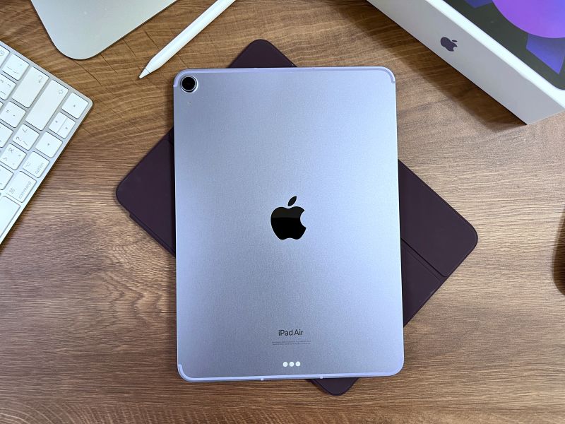 ▲Pad Air 5搭載著與iPad Pro同等級的M1晶片，且配備支援「人物居中」的全新超廣角前置相機，支援5G行動網路，一亮相就備受矚目。（圖/記者周淑萍攝）