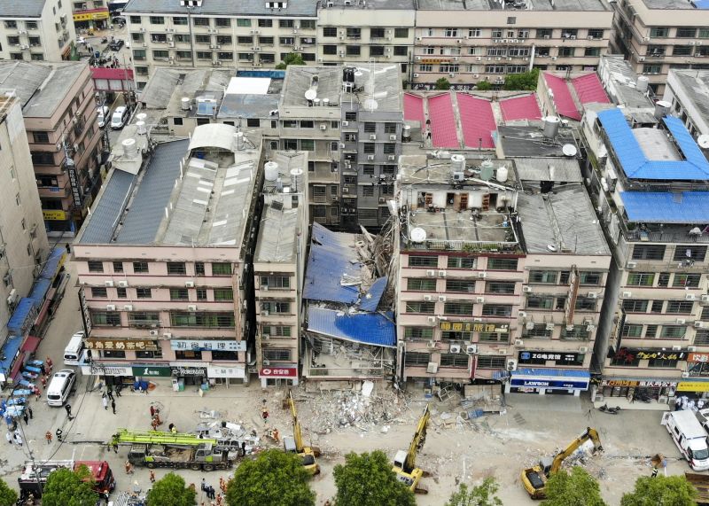▲中國湖南去年一處8樓民宅無預警倒塌，如今報告終於出爐，共有62名公職人員遭嚴懲。（圖／取自中新社）