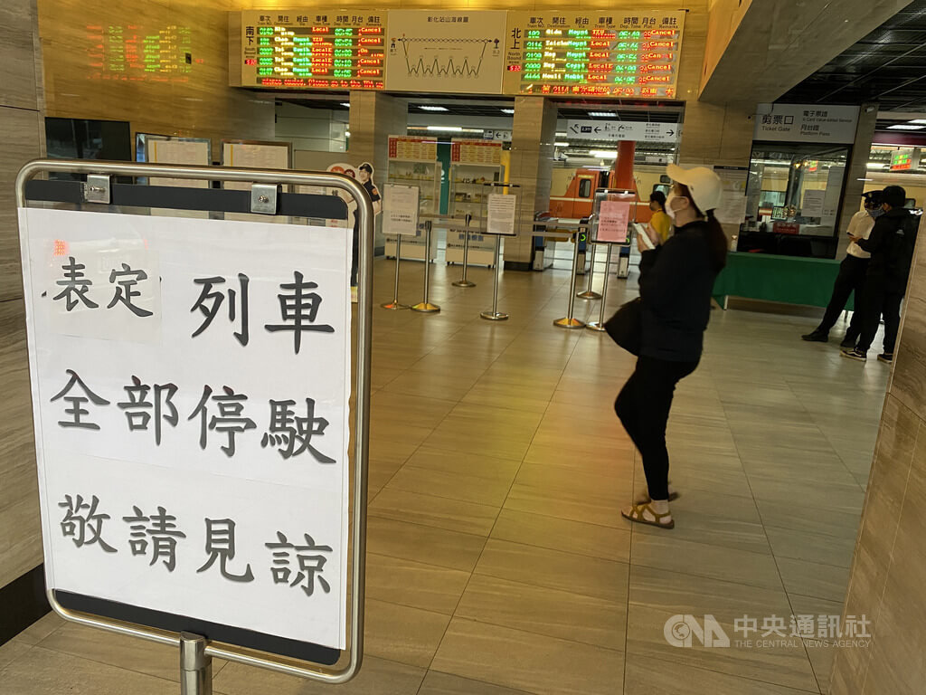 ▲台鐵1日表定列車停駛，臨時機動開行18列次區間（快）車，首班3007車次1日清晨6時8分從彰化站出發，有旅客特地來見證歷史並體驗臨時列車。中央社記者蕭博陽彰化攝 111年5月1日