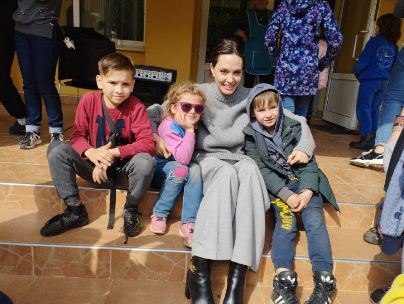 ▲安潔莉娜裘莉（右二）赴烏克蘭探視戰火下的兒童。（圖／翻攝安潔莉娜裘莉推特）
