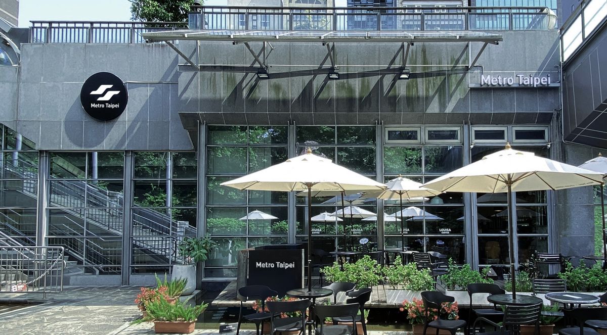 ▲Metro Taipei X LOUISA COFFEE，首創捷運聯名門市大安森林公園店，獨家推出訂製經典、莊園咖啡，全新三款手沖及限定可頌與法棍輕食。連馬克杯與外帶杯等周邊商品也都換新裝。（圖／路易莎咖啡提供）