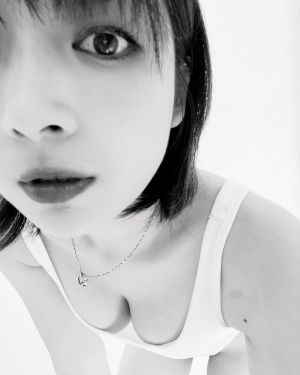 ▲阿喜PO出一連串黑白照,露出胸前深溝。(圖/翻攝阿喜FB) ▲阿喜PO出一連串黑白照,露出胸前深溝。(圖/翻攝阿喜FB)