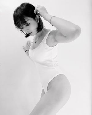 阿喜 ▲阿喜穿高衩連身衣,露出到大腿根的絕對領域。(圖/翻攝阿喜FB)
