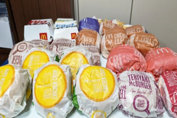 ▲這名日本推主得知麥當勞即將漲價，購入了一堆漢堡。（圖／推特帳號tky888tky）