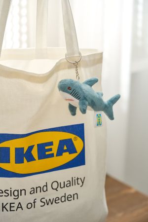 ▲人氣BLAHAJ鯊魚等比縮小的「IKEA獨家設計3D立體鯊魚悠遊卡」，兼具悠遊卡功能還能當成超萌吊飾。（圖／IKEA提供）