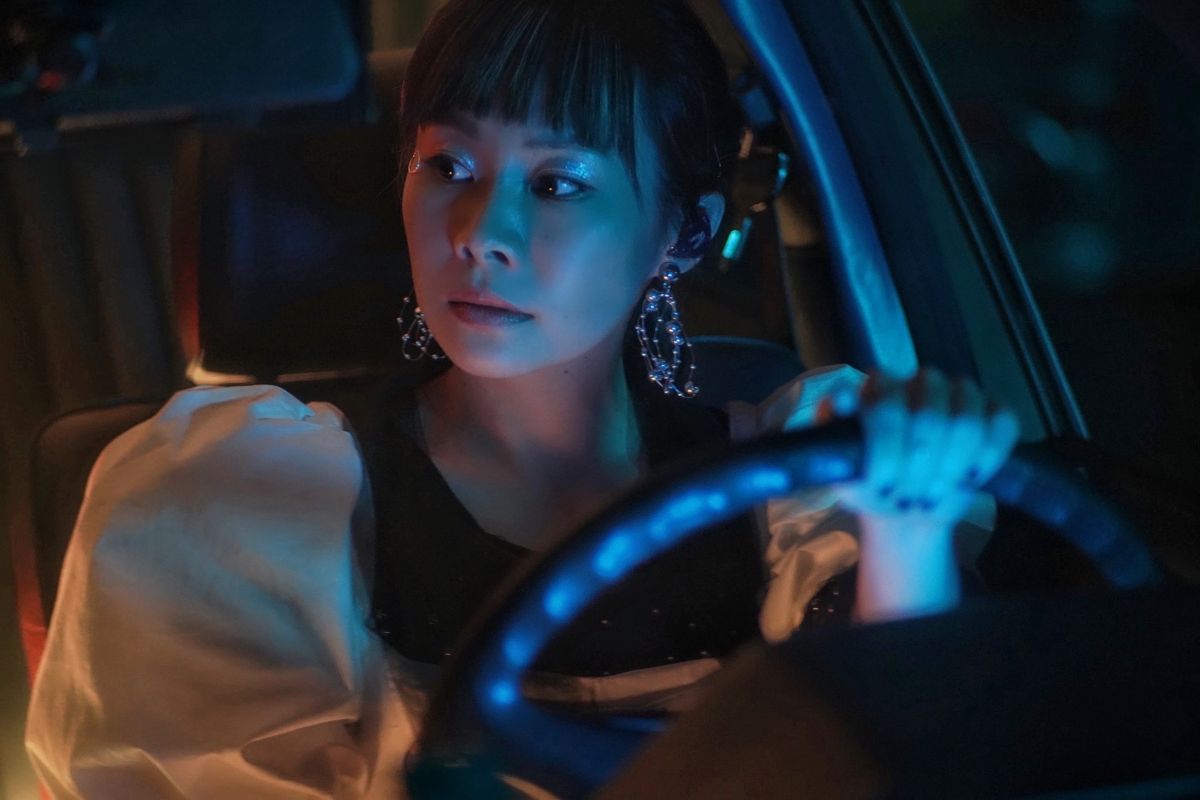 ▲鄭宜農在預告片中帥氣開車。（圖／火氣音樂提供）